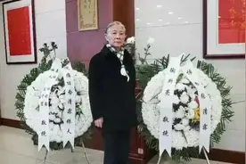 林豆豆高调现身丈夫葬礼，挽联和父亲有关，四野后代看了感动落泪图片