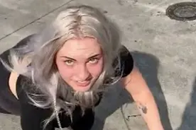 美国21岁女子靠演狗为生，当街与另一只“母狗”打架，已赚700万图片