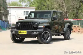 新车 | 售44.99万，3.6升动力/四座中型皮卡，Jeep新款角斗士上市图片