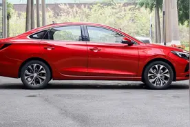 谁才是十万级家轿之王，帝豪对刚逸动PLUS，轮圈配置算是小胜图片