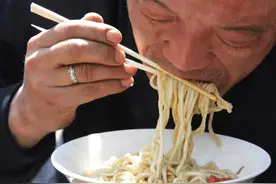 河南46岁大哥，雷打不动坚持吃面条10年，最终吃出2个“教训”图片