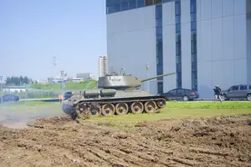 有军火库？路上飙坦克，上课拿AK，这些大学怎么如此硬核？图片