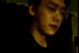 李易峰不雅视频疑似曝光，穿黑衣戴墨镜，专心做事未发现女方偷拍图片