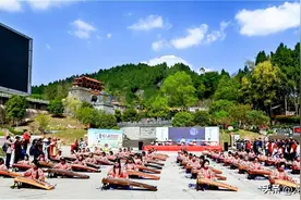 创建天府旅游名县丨赏秀美山景，品优雅琴声，金龙长城景区百人古筝齐奏，场面太壮观！图片