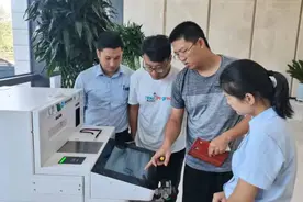 新疆农信首台大额高存设备在喀什农商银行启用图片