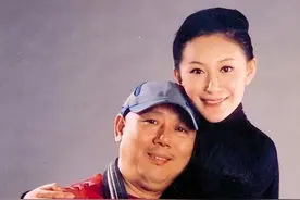 李成儒：抛弃发妻，恋上小28岁女演员，身价千万让妻儿住18平小屋图片