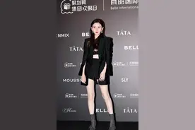 宋祖儿轻熟风也很可爱，黑色套装气质高级，却还是一张“哪吒脸”图片