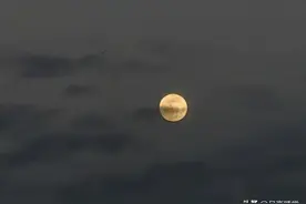 月亮浪漫文案短句图片