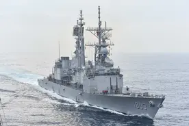 解放军航母战巡，大批舰机迫近，台岛亮出最大驱逐舰，自取其辱图片