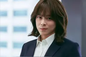 曾与韩国顶流IU合作，被誉为音乐才子的他，如今却靠女装博眼球？图片