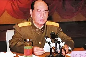 1998年张万年访美，美陆军司令一把将其抱住大喊：可算把你抓到了图片