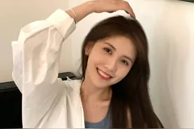 王思聪前女友领证结婚！老公是混血帅哥相亲认识，秀钻戒一脸甜蜜图片