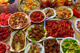 河南小伙初次去女友家，帮岳母做14道菜，岳父气疯：都不陪我图片