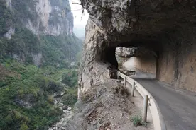 贵州赫章：悬崖上抠出一条路图片