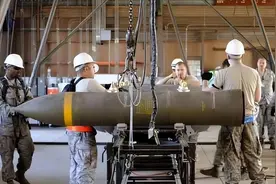 美国变态武器钻地弹，轻松炸毁三峡大坝，却被中国小伙“反杀”？图片