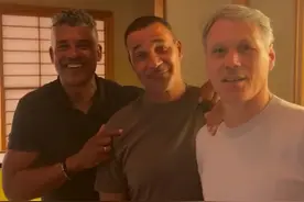 三剑客晒最新合照：范巴斯滕头发全白 里杰卡尔德憨笑 古力特调皮图片