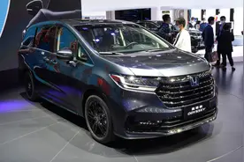 23.58万起售，丐版本田乞奥德赛来了，中控屏没有，电动侧滑没有图片