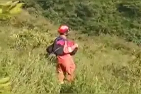 宝马车在摩天岭失控，翻下百米山坡，驾车男子被甩出图片