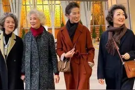 被“北京奶奶”街拍惊艳了：白发不染，穿衣讲究，老了也优雅时髦图片