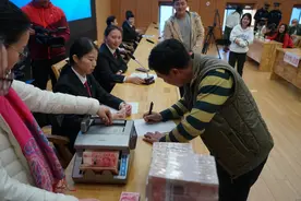 2023年我国农民平均月收入达到3000元，预计2033年将突破6000元图片