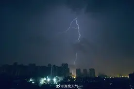 冲上热搜 武汉天空电闪大片“震撼”上演图片