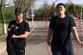 赵本山儿子逐渐接管公司，外表憨厚的赵一楠，是真傻还是装傻？图片