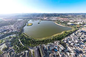 半城温泉半城湖！这座县级市冬暖夏凉，外地人坐高铁来避暑图片