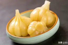 大蒜中倒入雪碧，太厉害了，酸甜脆爽，这才是酒店腌蒜好吃的做法图片