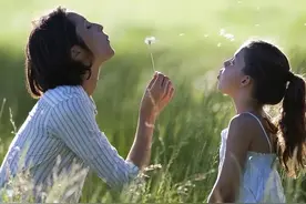 15岁男孩抱年轻妈妈，妈妈还抬腿配合，不要在母子相处雷区上蹦迪图片