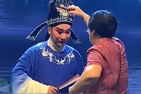 讨饭戏碰到真戏迷，大妈直接上台塞钞票，榜一大哥霸气现金打赏图片