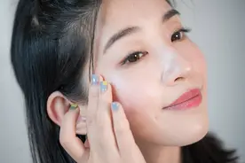 建议女人：到了40岁别太节俭，4种护肤品多用用，皮肤好人也美图片