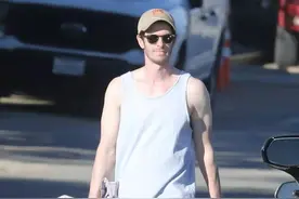 38岁加菲穿背心打网球，阳光帅气像高中生，网友：不在同一个季节图片