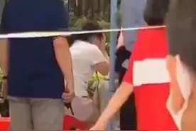 安徽一考生数学忘记涂答题卡，母亲在场外嚎啕大哭，怒斥孩子！图片