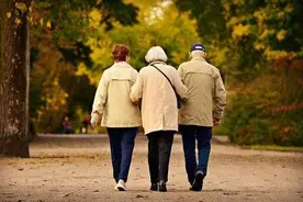 存钱和不存钱的人，过了70岁之后是不一样的人生图片