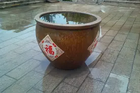 为什么许多农村庭院里会摆放大水缸？有什么讲究用途以及寓意吗？图片