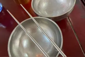 南京小伙陪外婆来浙江玩，在景区吃午饭，结账时确认3遍不敢相信图片