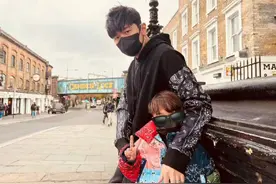 周杰伦晒英国游玩近照 儿子罗密欧对镜比耶超可爱图片