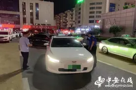 合肥火车站地区严打黑头车、喊拉客行为图片