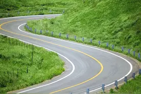 为什么中国的高速公路，大多都是弯的？修成直的不省钱吗？图片