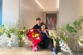 FMVP赵继伟获妻子开豪车迎接！车牌号曝光太有爱，妻子大长腿抢镜图片