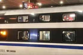 “双层”卧铺动车组深圳首次公开亮相：卧铺秒变“豪华单间”图片