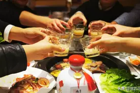 跟人敬酒时，千万别坐着当“哑巴”，行家教你3句万能“敬酒语”图片