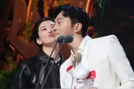 21年后再看张智霖：才明白他能娶到袁咏仪做老婆，到底多幸运图片