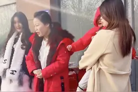 草帽姐过年给亲家送礼太豪横！六条鳄鱼四头猪，还有几十只大公鸡图片