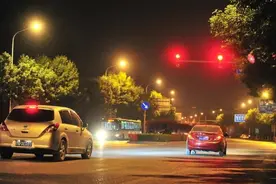 开车“误闯红灯”别倒车，交警教你一招：照着做既安全，还不扣分图片