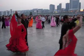 大妈在小区楼下跳广场舞，楼上扔下一袋“污物”。大妈：太恶心了图片