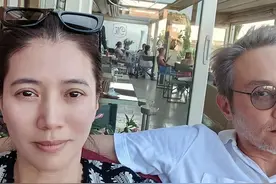 袁咏仪夫妇坐游艇出海！穿短裤大秀美腿，张智霖满头白发变化大图片