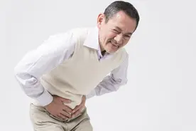 65岁男子坚持每天生吃大蒜杀菌、抗肿瘤，3个月后健康状况如何？图片