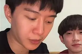 范丞丞素颜直播引热议，皮肤黝黑状态显老，网友吐槽像路人图片