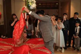 婚礼现场，老光棍掀开新娘红盖头惹众怒：你没有教养的样子真丑图片